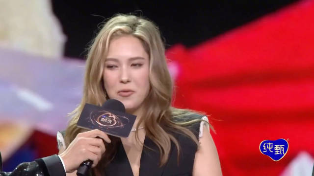 别让谷爱凌去颁奖礼，发言中英文自由切换，台下众大咖表情亮了