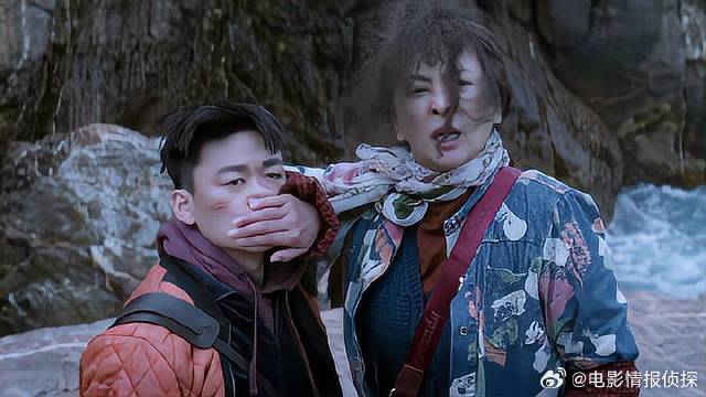 黄渤整天悠闲找信号 宝强却累死累活找吃食，太气人了