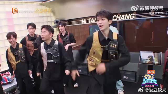 黄子弘凡玩跳舞毯全身投入手脚嘴并用