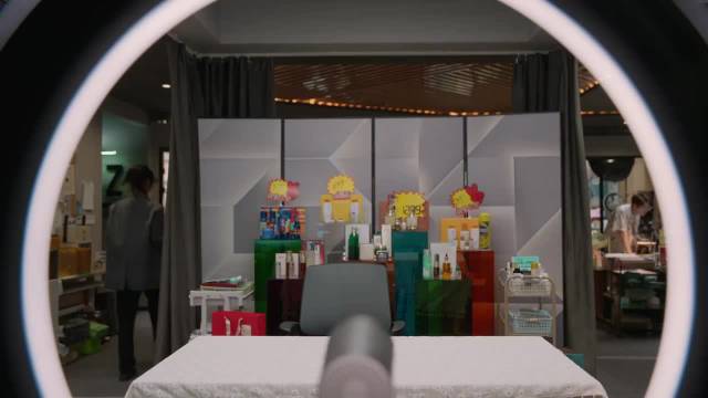 关晓彤低调现身米兰冬奥会观赛，生图状态获赞