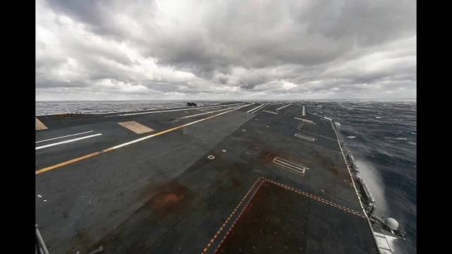 在大西洋进行高速转弯测试的"福特"级核动力航母二号舰约翰．