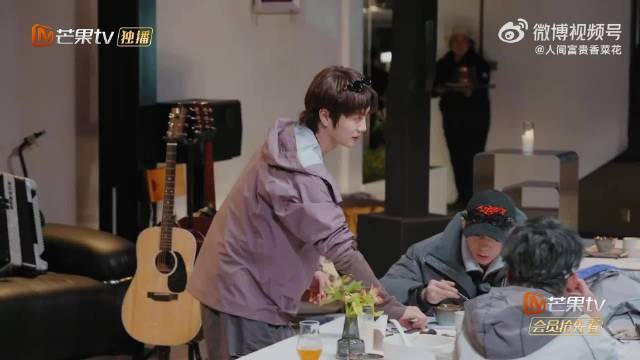 陆虎保安转服务员，台词熟练展表演欲