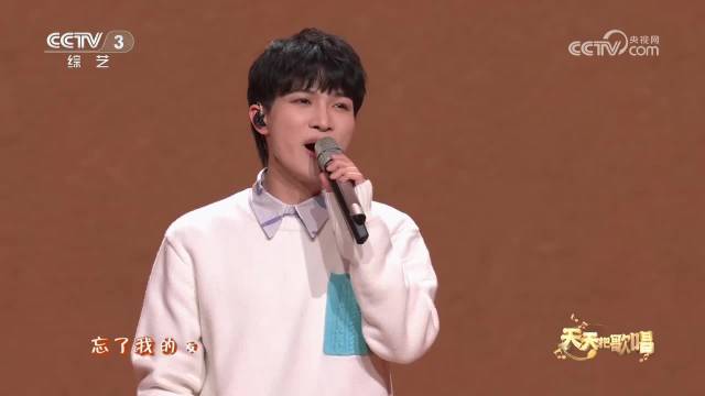 周深献唱《花开忘忧》贺小年，游子心声引共鸣