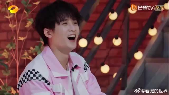 王嘉尔惊险倒车，鞋太碍事直接当场扔掉，太逗了