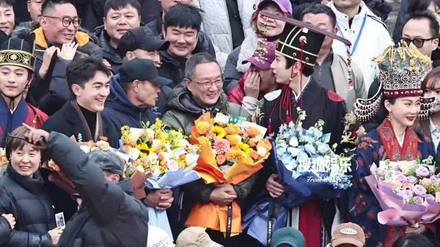 成毅林更新《两京十五日》杀青！捧花合照 可太期待了！