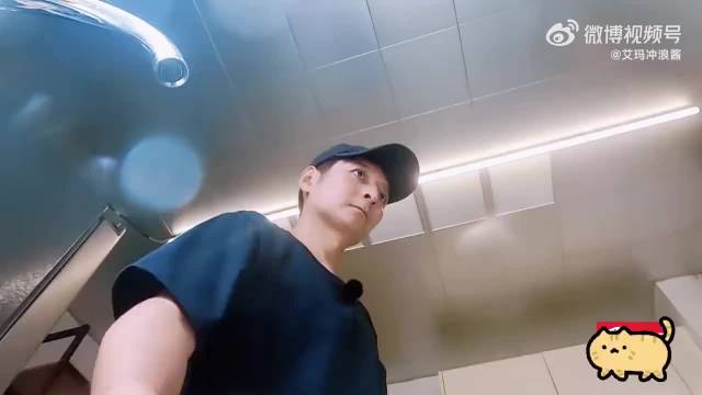 当维嘉用湿巾湿水把地板擦到反光，震惊了多少人？