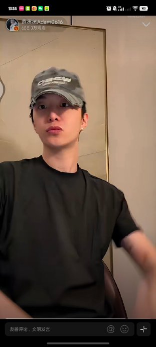 除了撞肩互动，范丞丞和刘耀文在各自的事业上有哪些新动态？