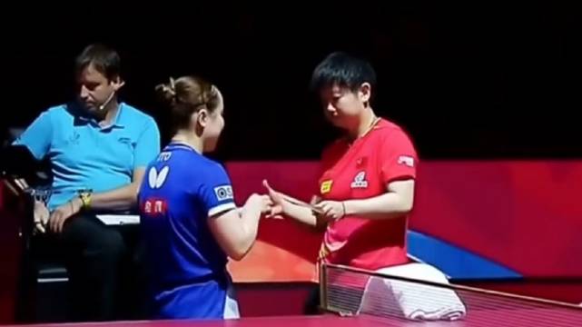 孙颖莎海口亚洲杯展现好奇宝宝一面