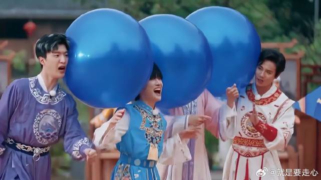 左边范丞丞右边张真源！ 周深被俩大高个夹中间，脸都没了