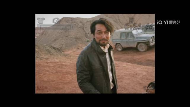 多杰穿上了才仁送他的衣服 幸福的样子