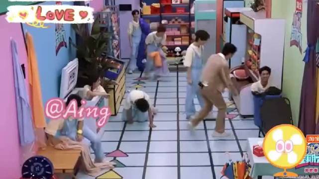 秦霄贤好搞笑，游戏又好笑又调皮，最后垃圾桶里出不来了