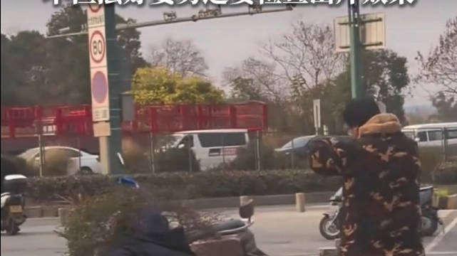 两女孩撞车后先拍照再接受帮助