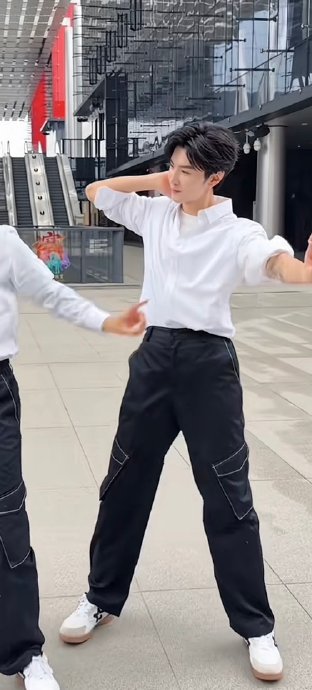 陈哲远和杨迪在《你好星期六》表演的完整《依赖摇》舞蹈视频在哪里能看？