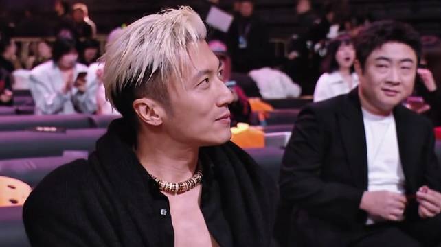 乔杉回应偷看谢霆锋称后台曾亲切拥抱