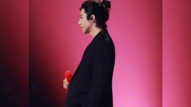 刘宇宁墨镜转身风情万种亮相天赐的声音