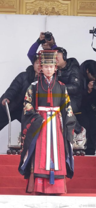 成毅林更新《两京十五日》杀青，拥抱告别龙袍加身引热议