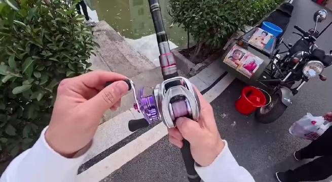 一时间不知道这个大妈是认真的还是演的，他的演技已经超越了奥斯卡了