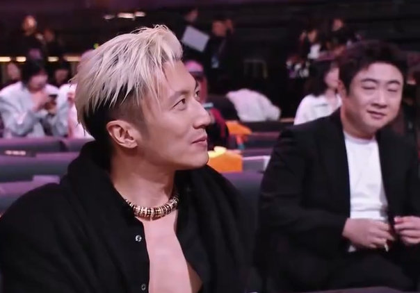 网友是如何围绕乔杉的‘拉双眼皮’梗进行二次创作的？