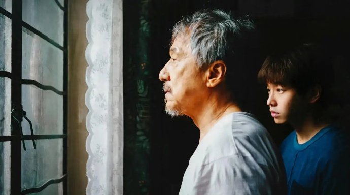 成龙在电影《过家家》路演中跪地为影迷签名的具体场景是怎样的？