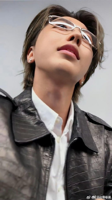 蔡徐坤空降腾讯大厦扫楼的具体时间地点和原因是什么？