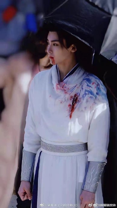 侯明昊过去的造型中，还有哪些让人印象深刻的耳饰搭配？