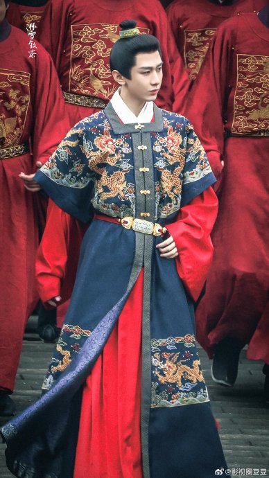 成毅杀青穿山河帝王袍！首尾同款妆造暗藏《两京十五日》结局？