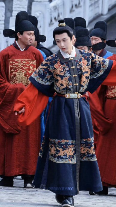 成毅和粉丝在杀青现场有哪些双向奔赴的互动细节？