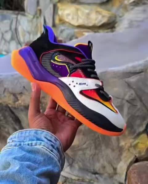 库里今天穿的球鞋SIA EVO Bounce，讲道理这牌子多少有点杂交山寨的感觉