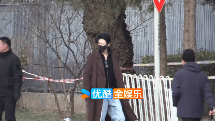 刘宇宁在春晚彩排和现场有哪些敬业的暖心细节被曝光？