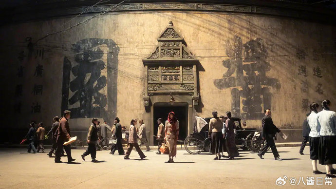 杨幂和赵丽颖在电影《酱园弄》中各自饰演什么角色，为何竞争如此受关注？