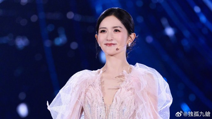 观众对于谢娜在《百子纳福》晚会中的转型主持风格有何评价？