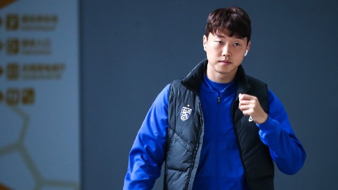 山东泰山队如何在资金压力下平衡即战力引进与年轻化目标？