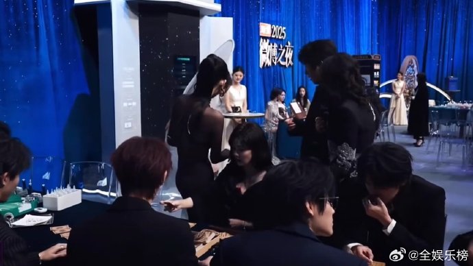 笑不活了！白鹿后台误入时代峰峻家族行礼现场，憋笑反应链引爆全网