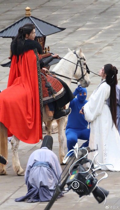 未播先火！张凌赫白发战损妆剑挑林允下巴，19cm身高差性张力拉满