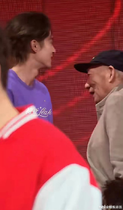 王鹤棣向张艺谋行90度鞠躬获赞