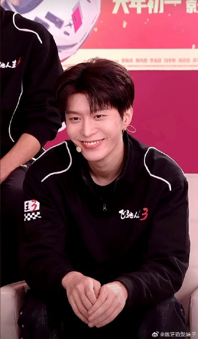 沈腾和范丞丞在电影《飞驰人生3》中饰演的角色关系是什么？