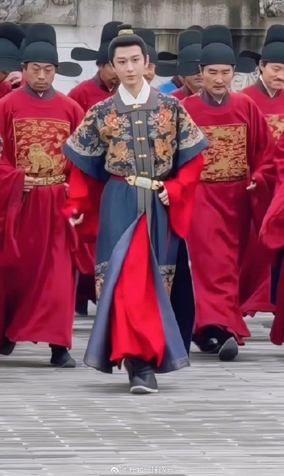 成毅在《两京十五日》杀青仪式上的红蓝华服具体有哪些设计细节？