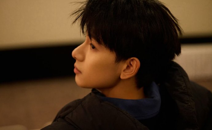 范丞丞“被割伤”，胡先煦下颌线太锋利？两人互怼实为新片《飞驰人生3》造势