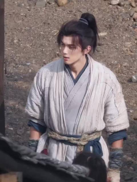 吴磊新戏路透曝光，芦苇杆止鼻血画面引热议