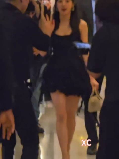 翻到宋雨琦去年ToryBurch活动现场路透，雨琦好美啊啊啊