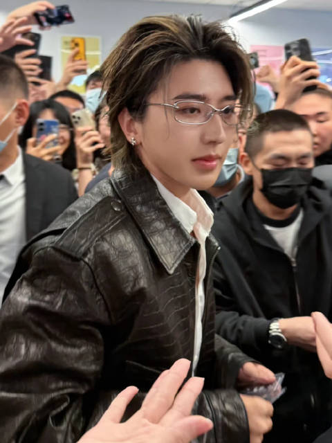 蔡徐坤为新专辑扫楼宣传，现场人气高涨