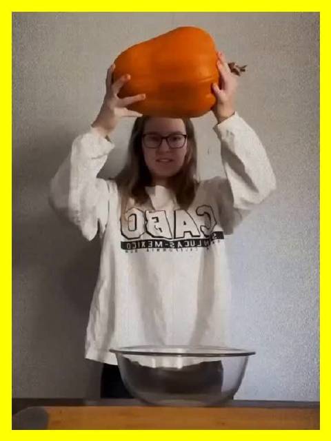 外国厨房事故名场面：南瓜‘空投’、面糊‘越狱’，搅拌机：我太难了！