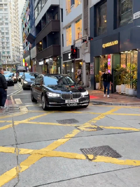 香港街头，这辆宝马730车牌太牛逼了，1234567同花顺