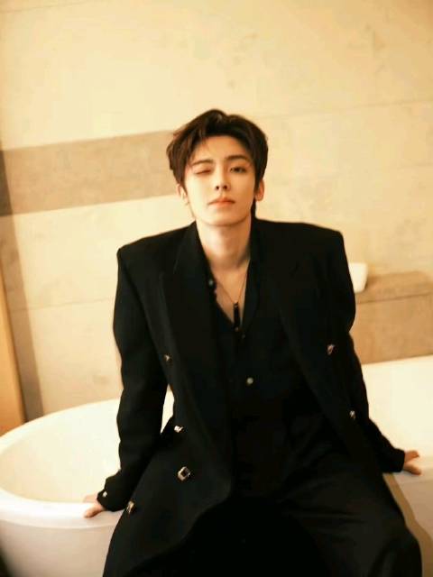 侯明昊新剧《大梦归离》饰演百里东君，十天之后回到现实