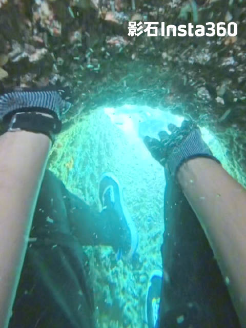 探险者第一视角记录神秘洞穴险遇卡困