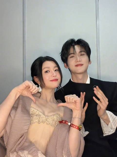 陈妍希周柯宇合拍手势舞贺小年