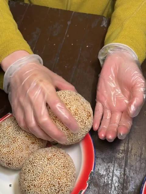 深夜合肥街边吃个热腾腾的茉莉麻球！