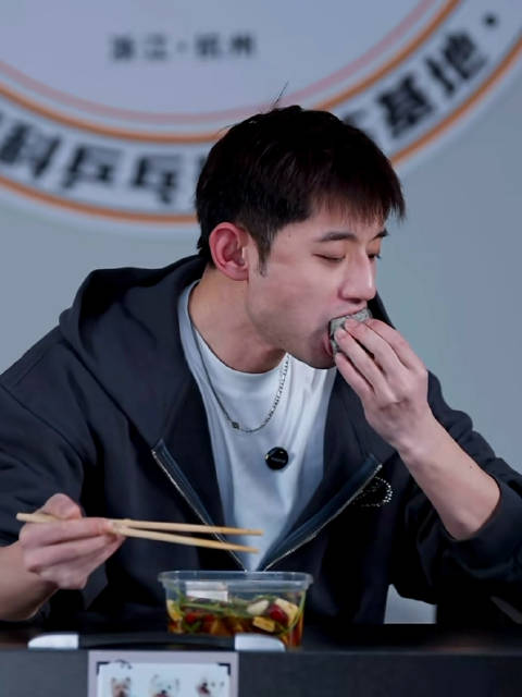 小狗：还允许我再吃一个吗 我再吃这一个啊 好乖啊，小狗问了，那就再吃一个吧