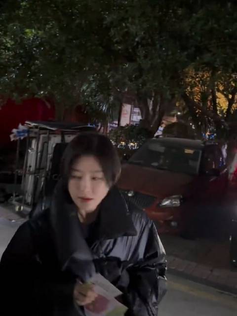 抓住之前下班的小章涵 今年有机会看到这剧吗？ 好期待喔@秦岚 秦岚平等之门