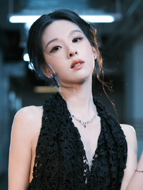 陈都灵发文感慨月色温柔